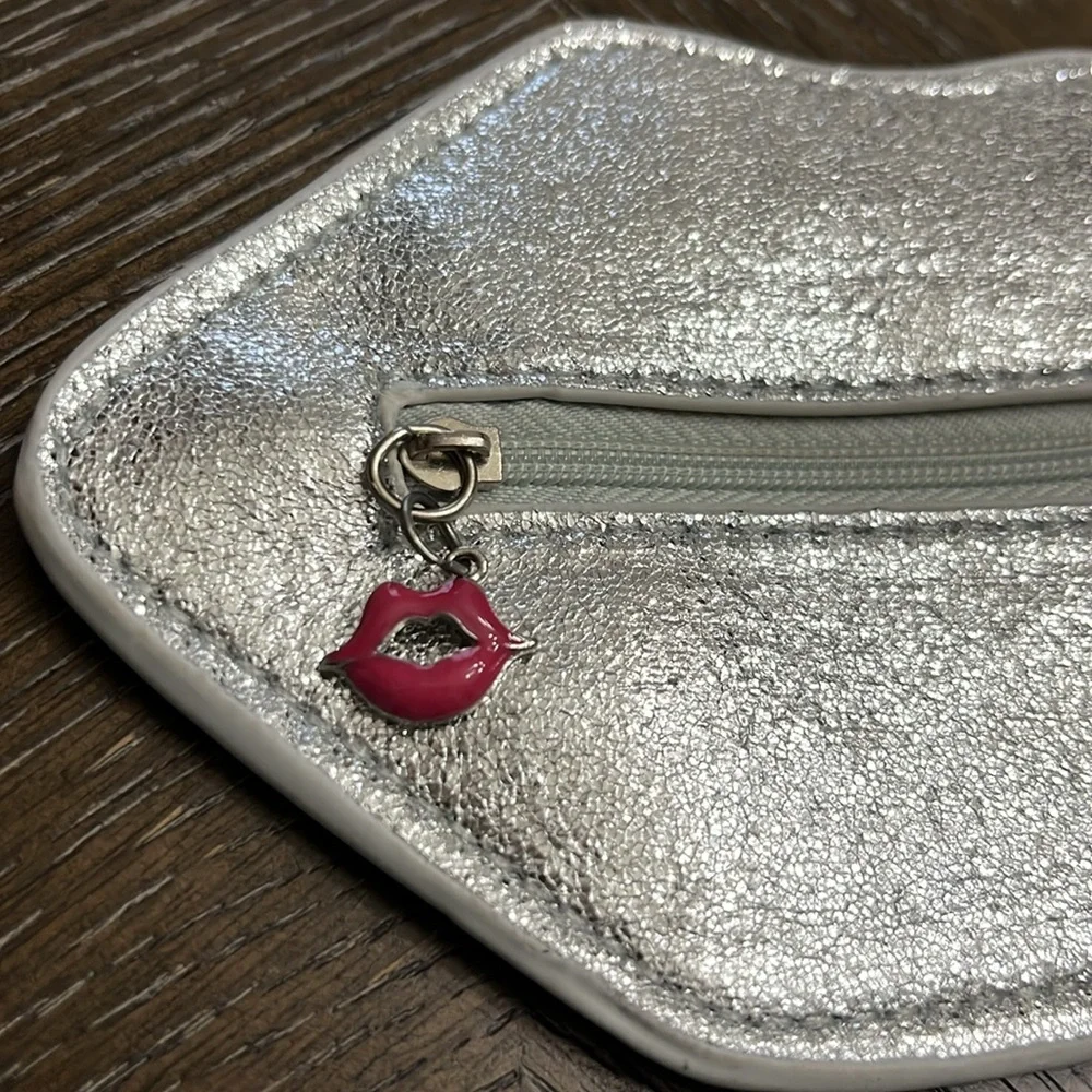 Jasmine la Belle silver lip coin wallet bag